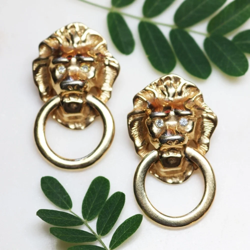 โจ VINTAGE KJL Lion's Head Doorknocker Earrings ๐ - Picture 2 of 16